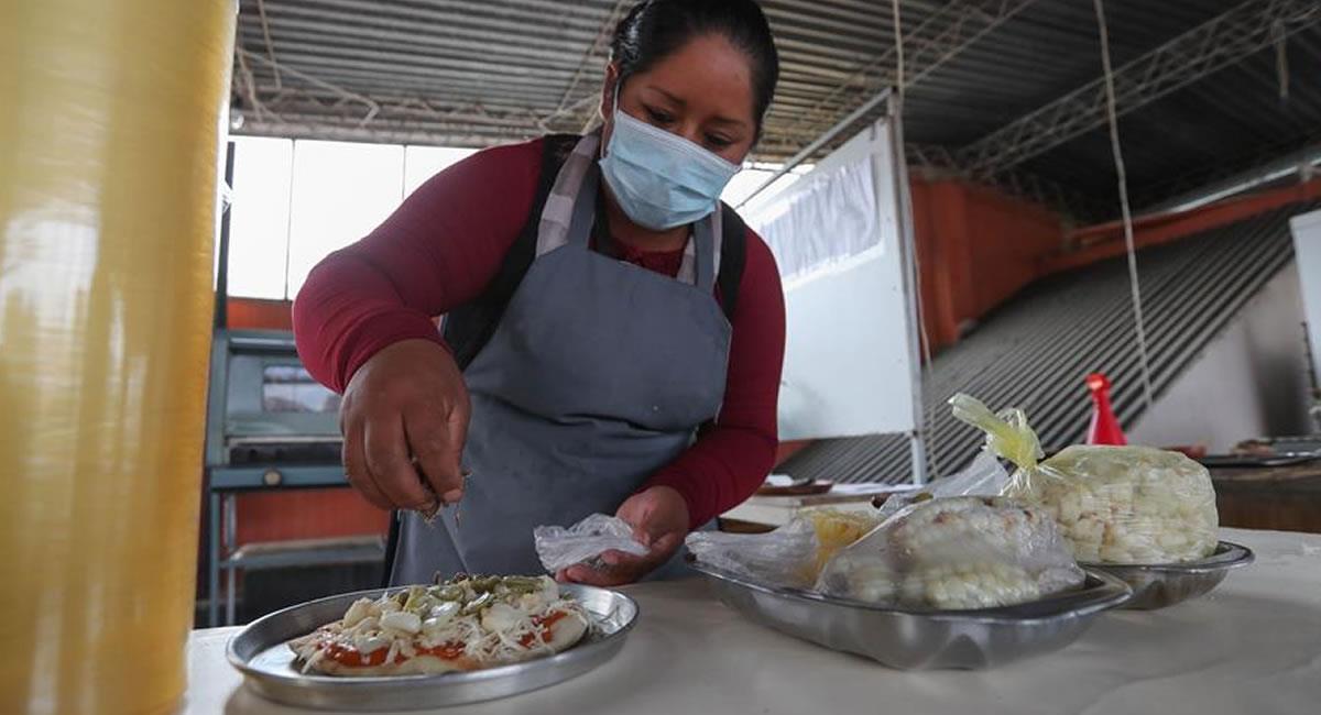 Mujeres bolivianas que han hecho de la gastronomía una nueva forma de vida con productos locales. Foto: EFE