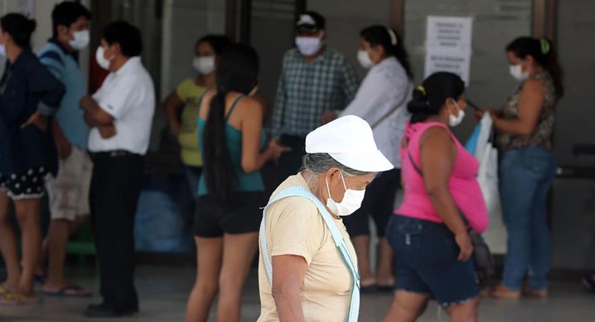 Ciudadanos esperan a las afueras de un centro de salud para controles médicos, en la ciudad de Santa Cruz. Foto: EFE