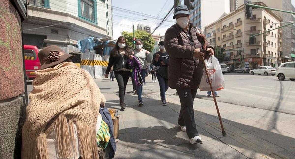 Personas por las calles de La Paz (Bolivia). Foto: EFE
