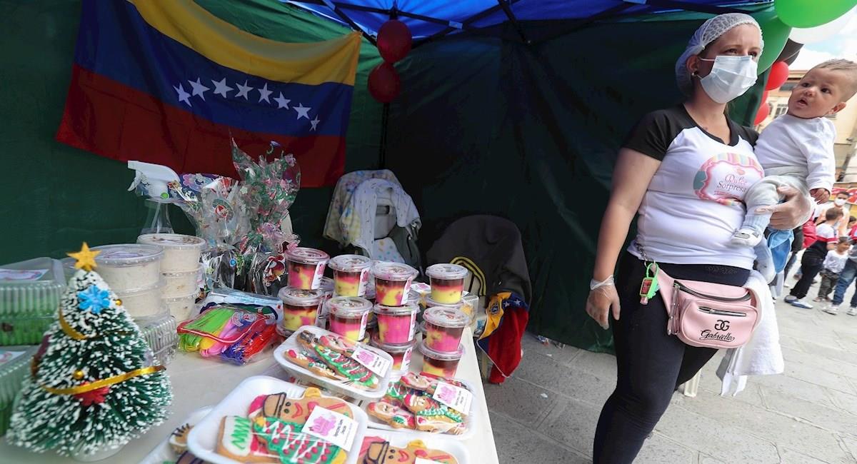 Inmigrantes venezolanos trabajan para abrirse paso en la economía de Bolivia. Foto: EFE