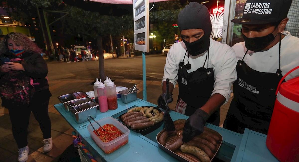Los "Carritos clandestinos" preparan comida creativa y saludable en las calles de La Paz. Foto: EFE