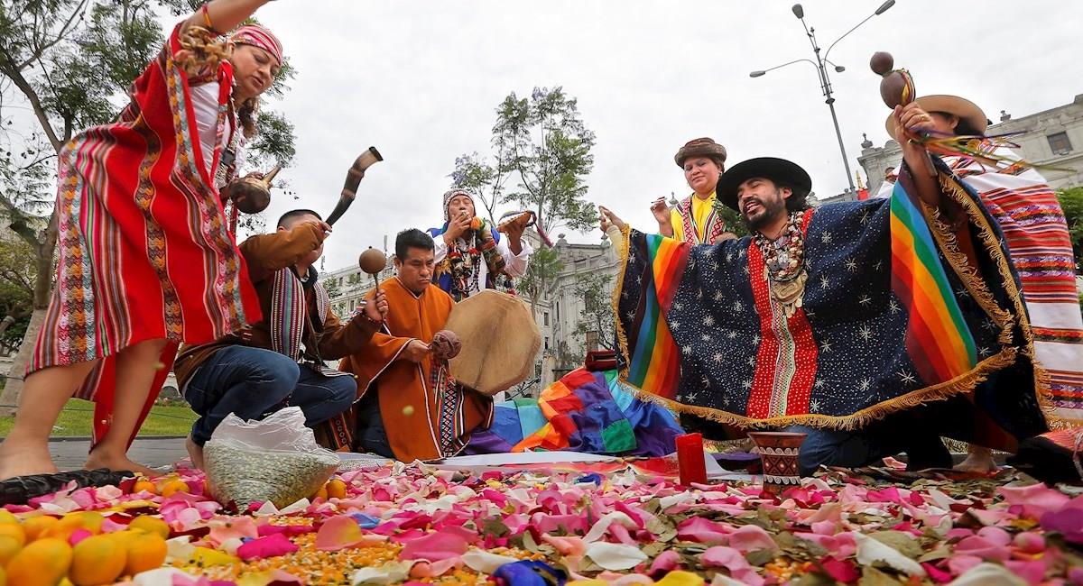 Chamanes peruanos realizan rituales para recibir el 2021. Foto: EFE