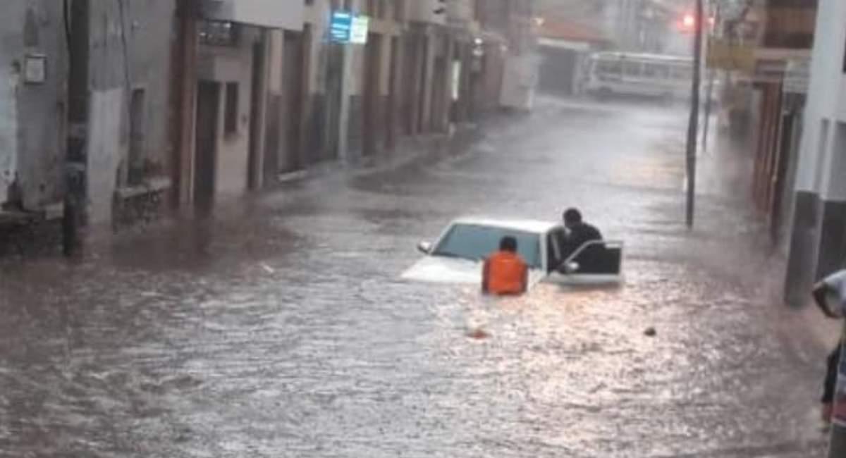La intensa lluvia inundó las calles de Sucre. Foto: ABI