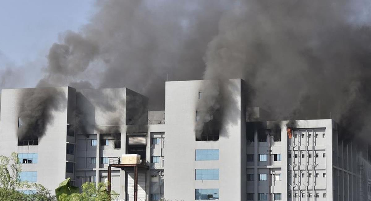 El incendio se desató en un área del gran complejo de la sede central de SII en la localidad de Pune. Foto: EFE