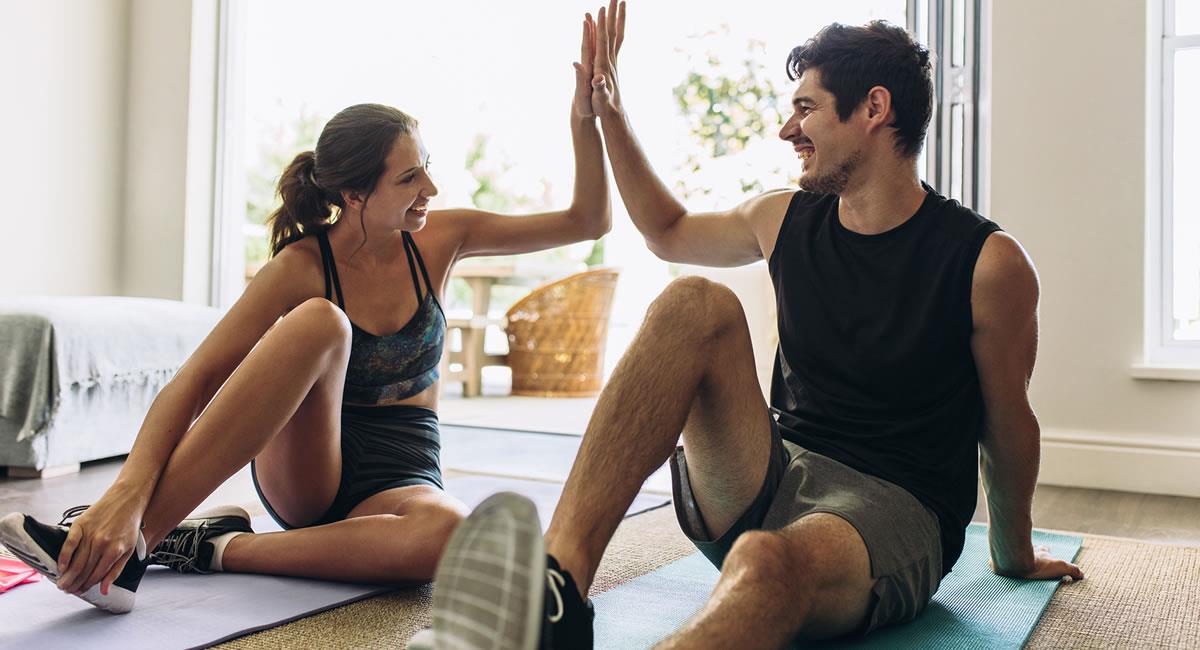 Estos ejercicios pueden hacerse en pareja. Foto: Shutterstock