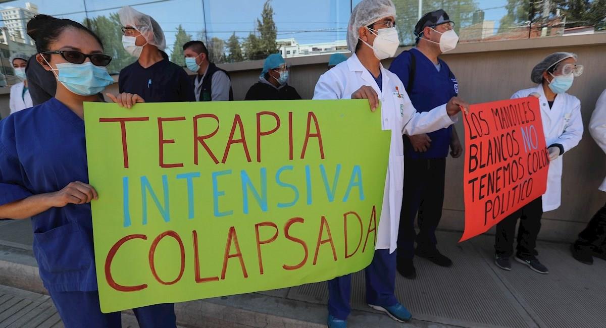 Médicos protestaron exigiendo volver a la cuarentena rígida. Foto: EFE