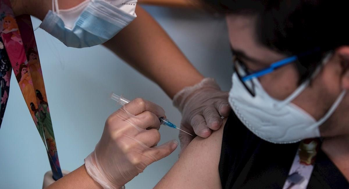 Vacunación contra la covid-19. Foto: EFE