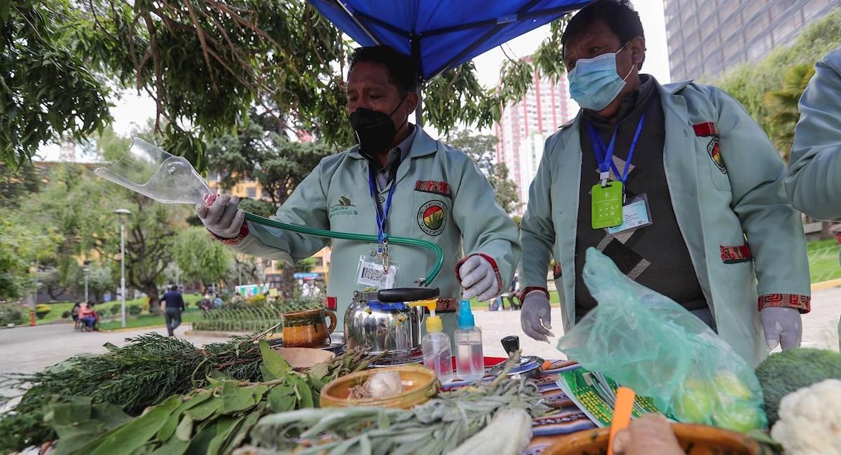 Médicos ancestrales participan en la feria de tratamiento natural. Foto: EFE