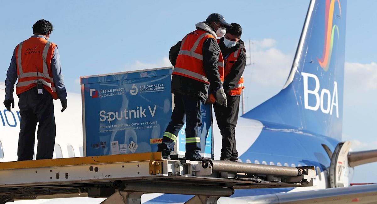 Trabajadores descargan un contenedor de vacunas Sputnik V. Foto: EFE