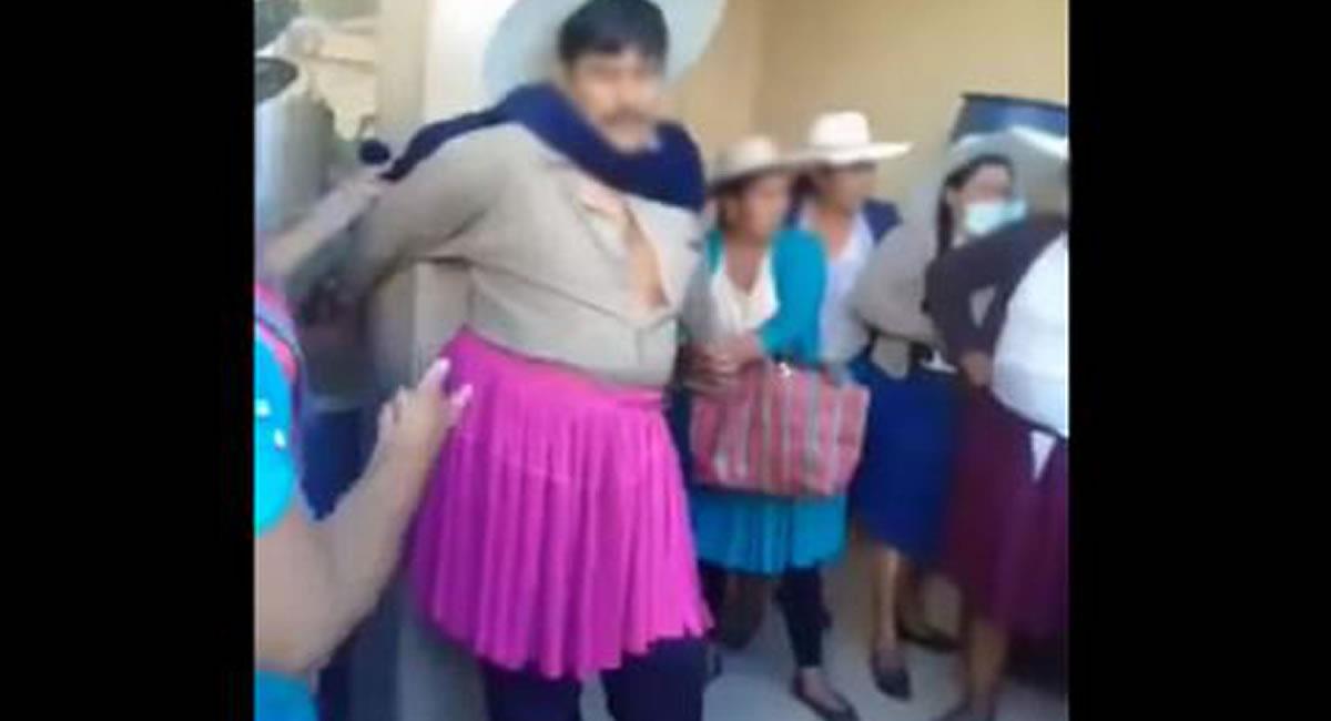 Momento en el que es atado y vestido al concejal en Cocapata. Foto: Youtube / Captura canal La Revista Al Día Bolivisión