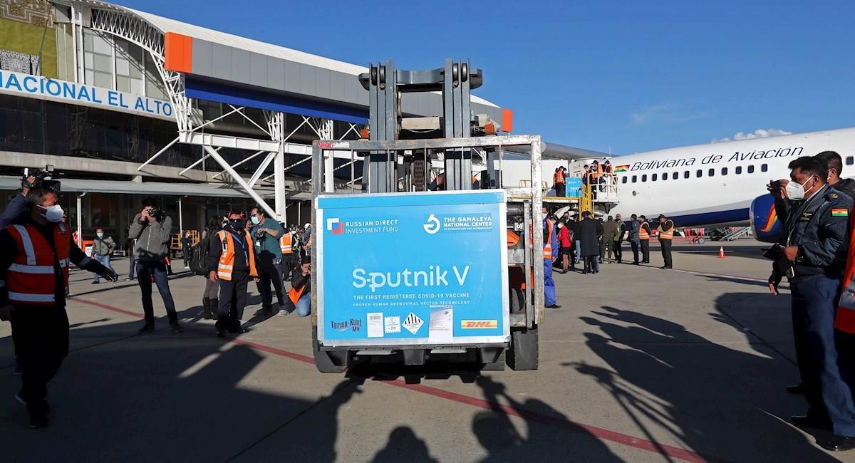 Un contenedor de la vacuna Sputnik V llega al Aeropuerto Internacional de El Alto. Foto: EFE