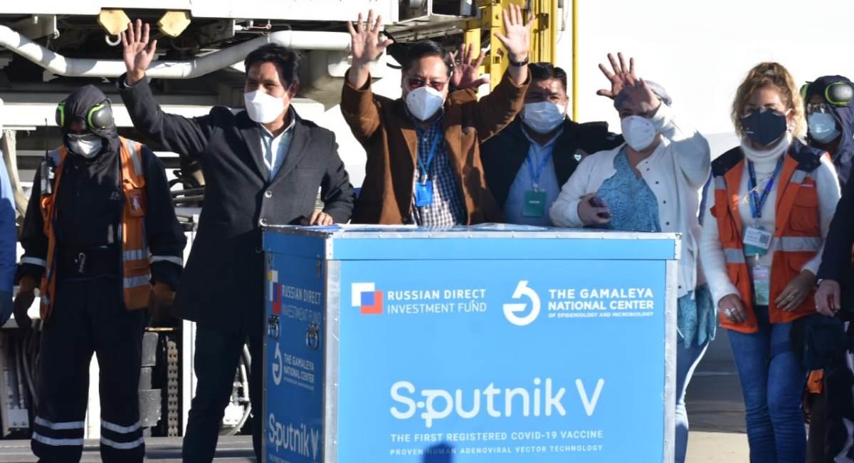 El presidente Luis Arce y autoridades de Gobierno junto a un contenedor de vacuna Sputnik V. Foto: ABI