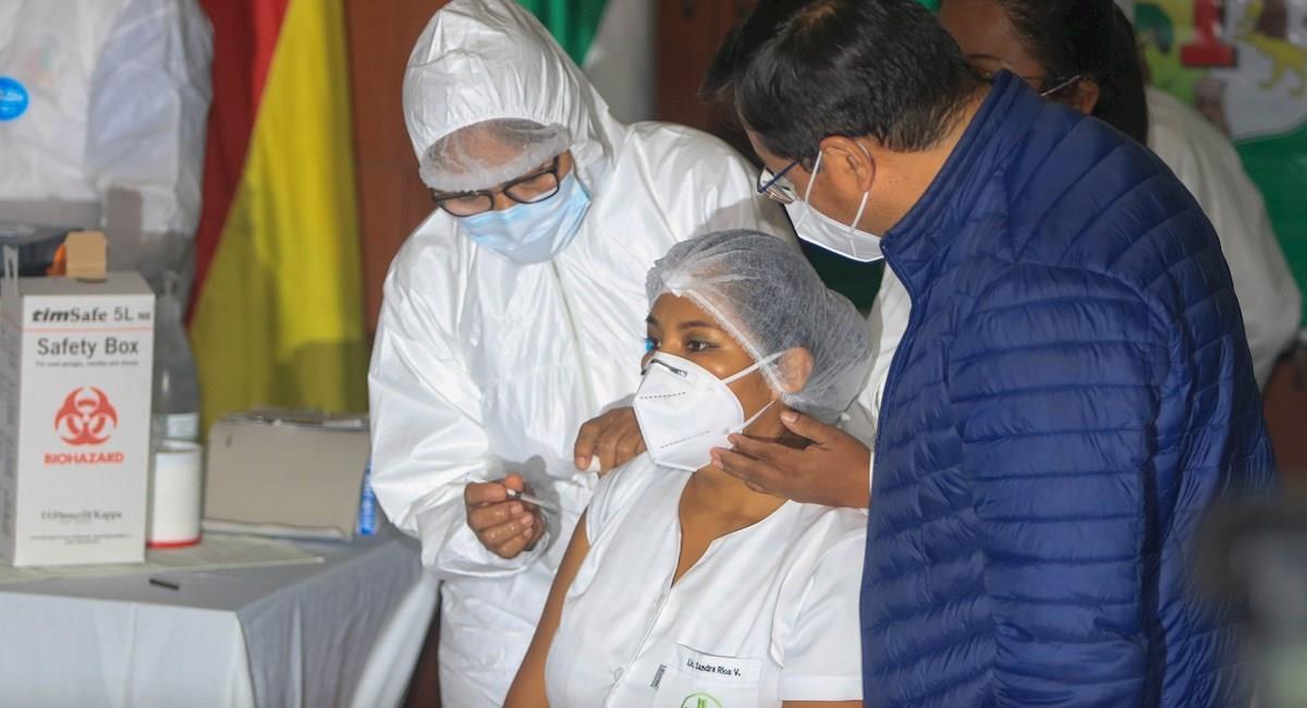 Sandra Ríos, la primera persona en recibir la vacuna covid-19. Foto: EFE