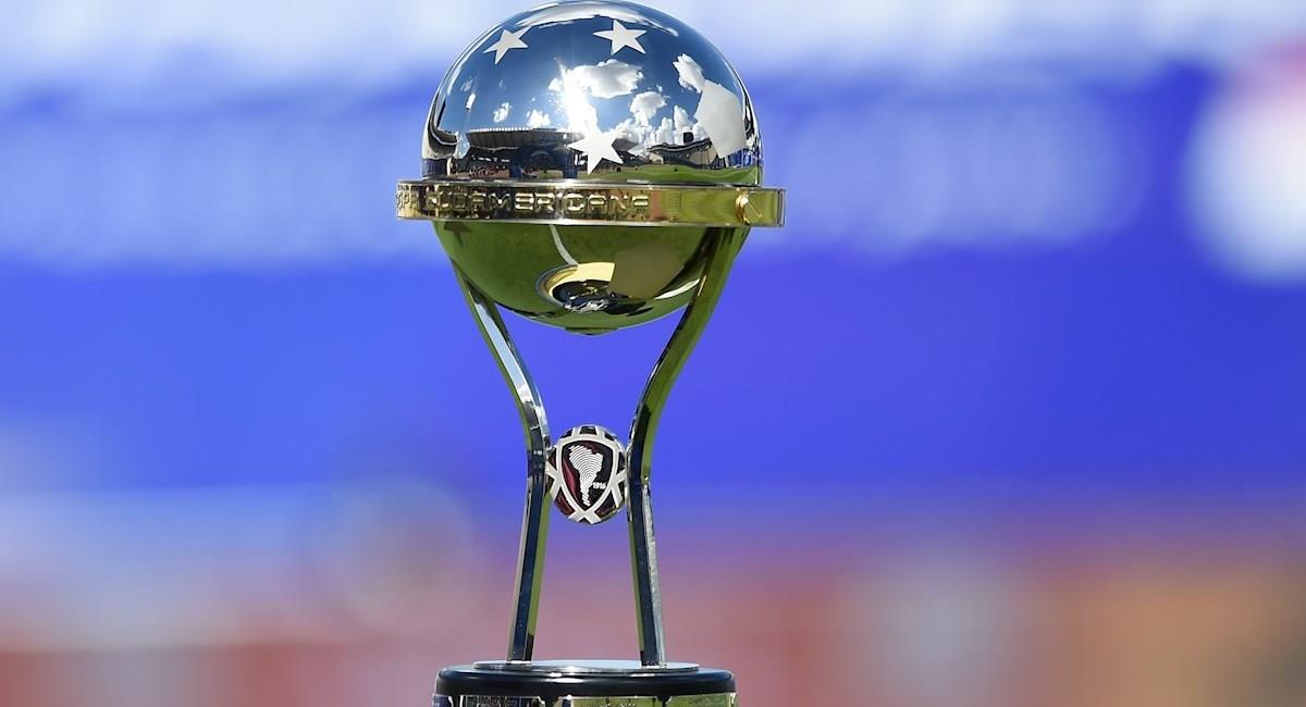Trofeo de la Copa Sudamericana. Foto: EFE