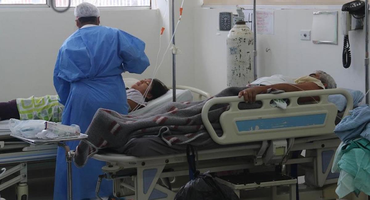 Personal médico atendiendo a pacientes en el Hospital El Bajío en la ciudad de Santa Cruz. Foto: EFE