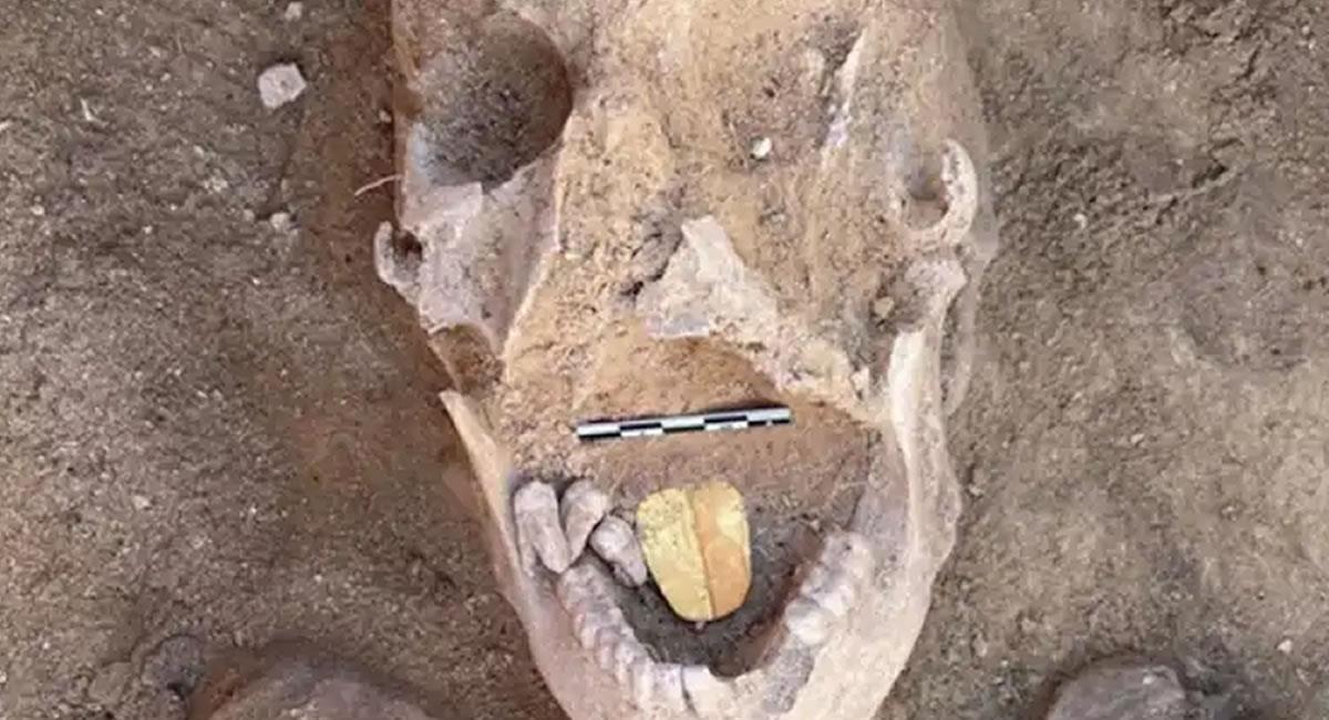 Según expertos, la lengua habría sido puesta en un ritual funerario para que el difunto pidiera por su alma. Foto: Twitter @TourismandAntiq