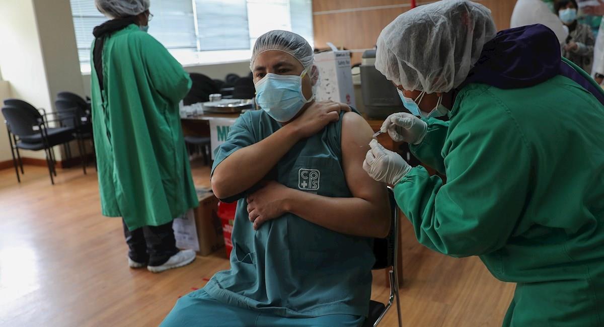 Personal médico recibe la vacuna contra la COVID-19. Foto: EFE