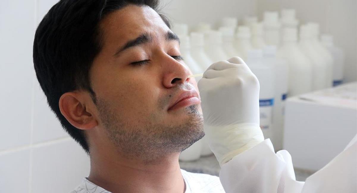 Prueba antígeno nasal gratuita en el centro de salud Elvira Winderlich, en la ciudad oriental de Santa Cruz. Foto: EFE
