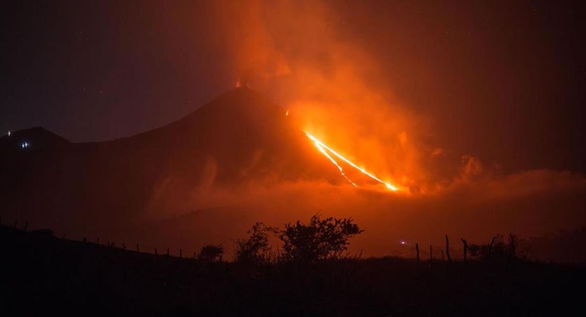 Ríos de lava del Volcán de Pacaya visto desde la aldea el Rodeo. Foto: EFE