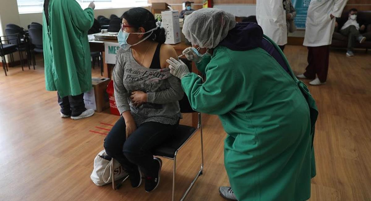 La inmunización en Bolivia contra la covid-19 avanza en medio de algunas polémicas. Foto: EFE