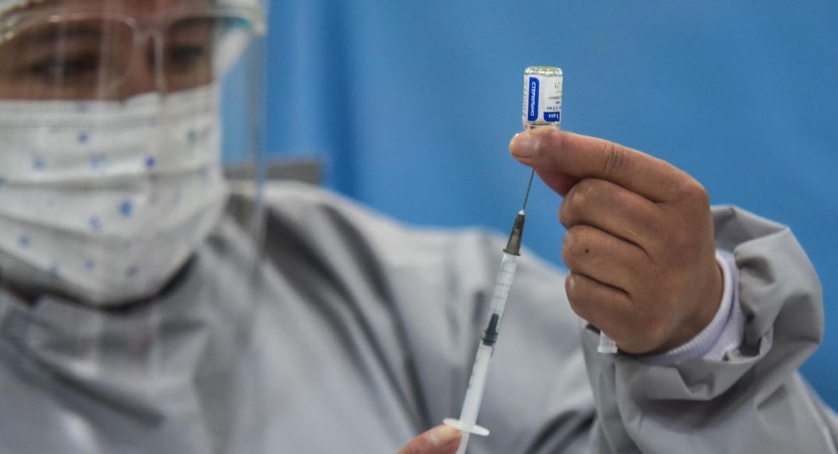 Bolivia aseguró un lote de 500.000 vacunas chinas. Foto: ABI