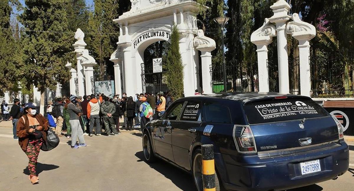 Empleados de funerarias esperan a las puertas del cementerio general de Cochabamba. Foto: EFE