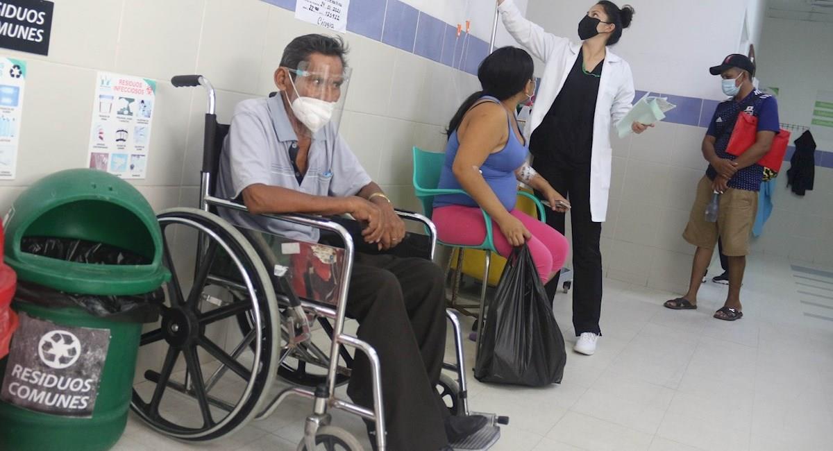 Pacientes en el hospital El Bajío en Santa Cruz. Foto: EFE