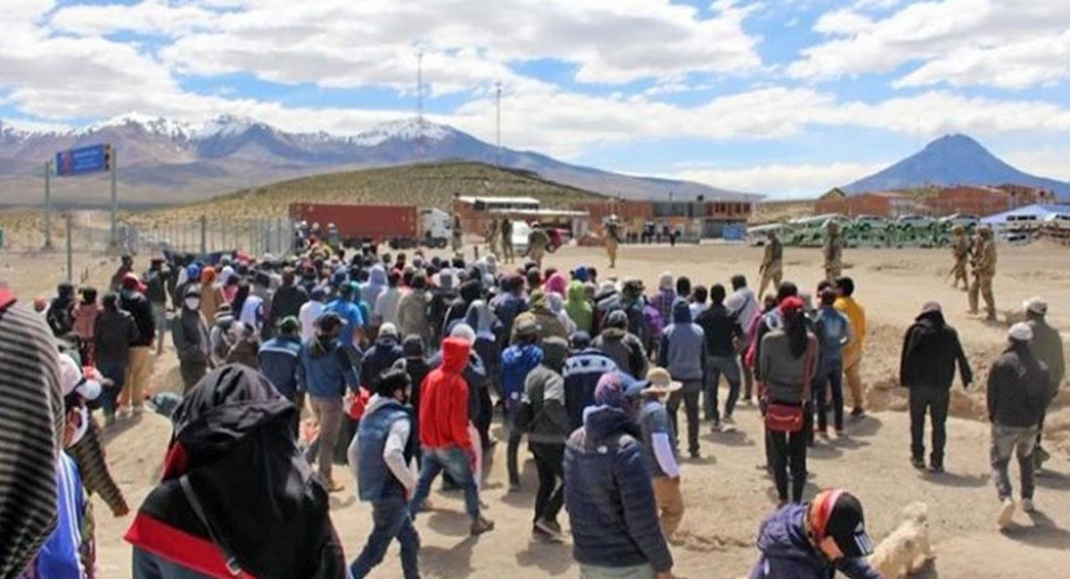 Bolivianos en la frontera intentando ingresar al país por Pisiga
. Foto: ABI