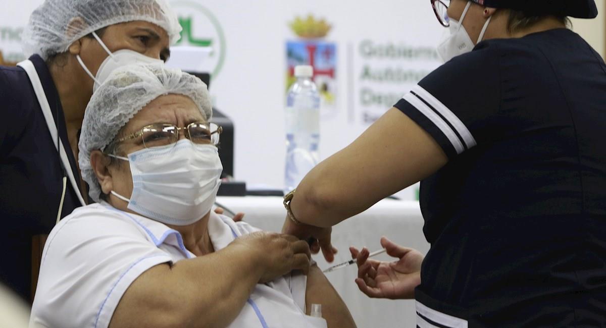 Personal de salud en Santa Cruz recibe la vacuna china Sinopharm. Foto: EFE
