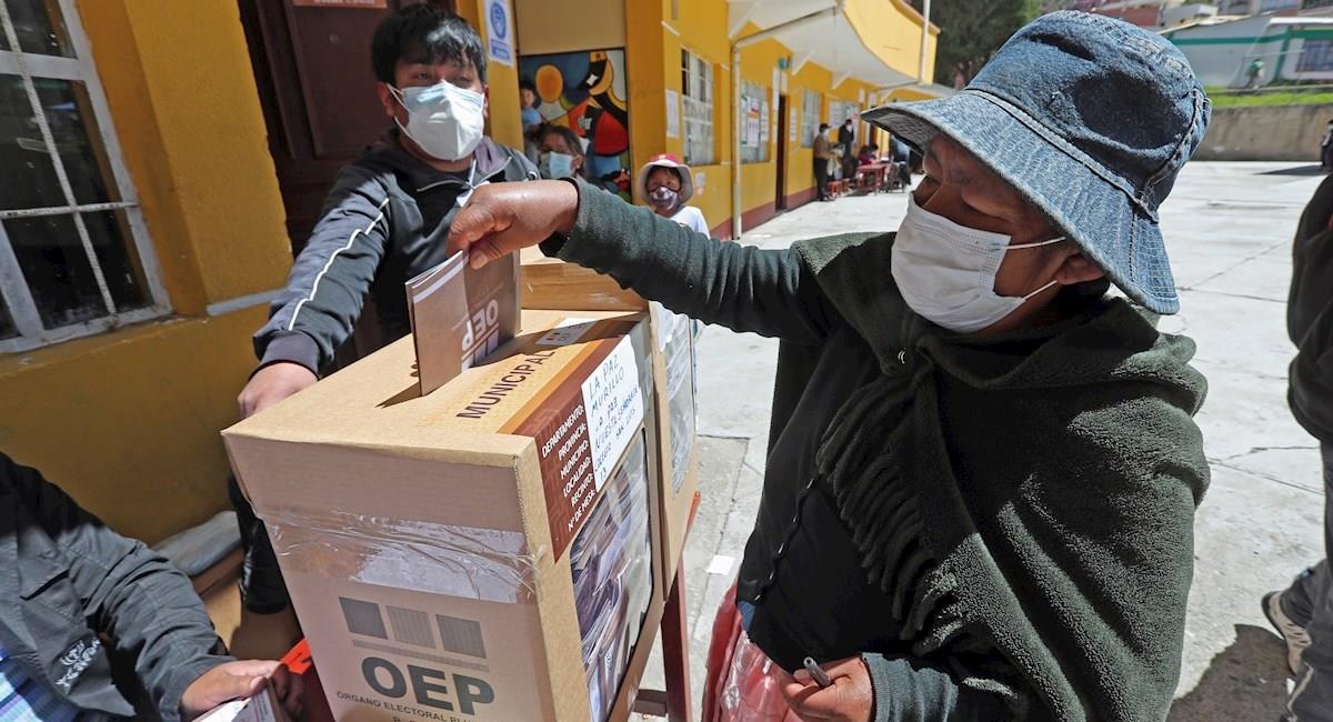La población acudió a las urnas para emitir su voto este 7 de marzo. Foto: EFE