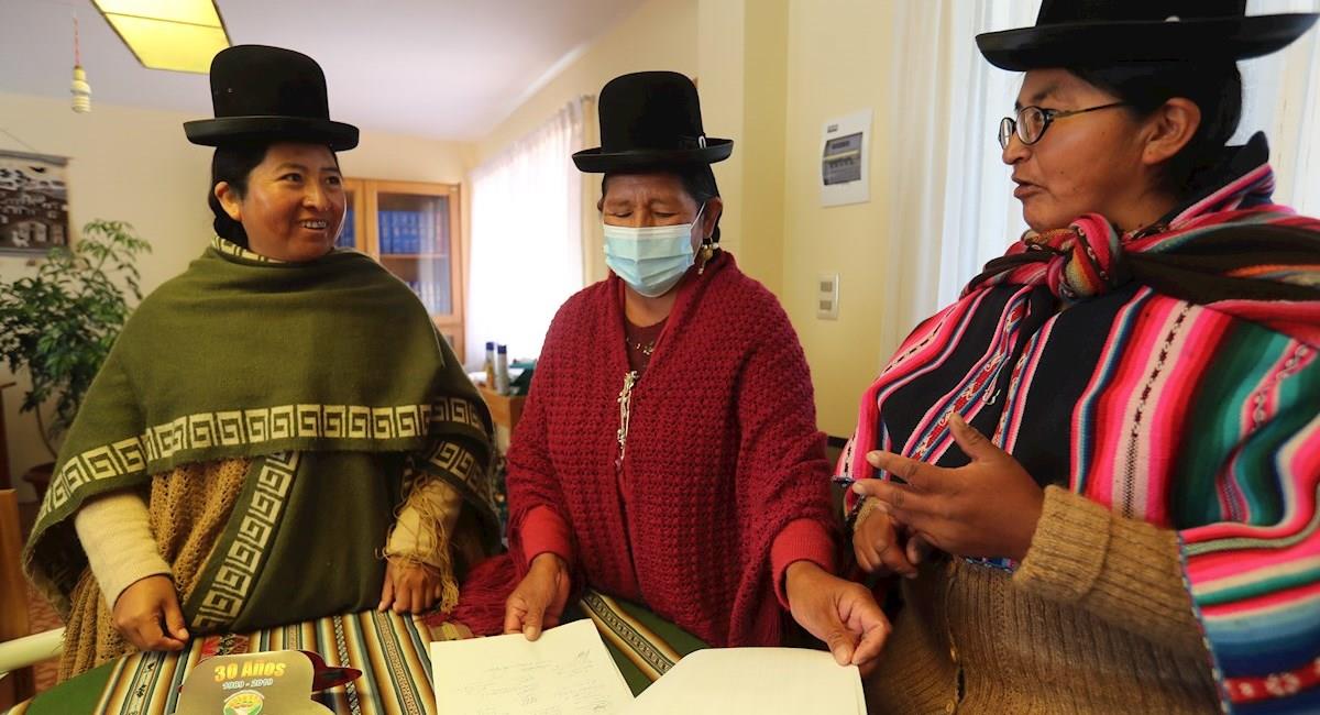 Un grupo de mujeres indígenas aimaras de Bolivia propone castigar la infidelidad con cárcel. Foto: EFE