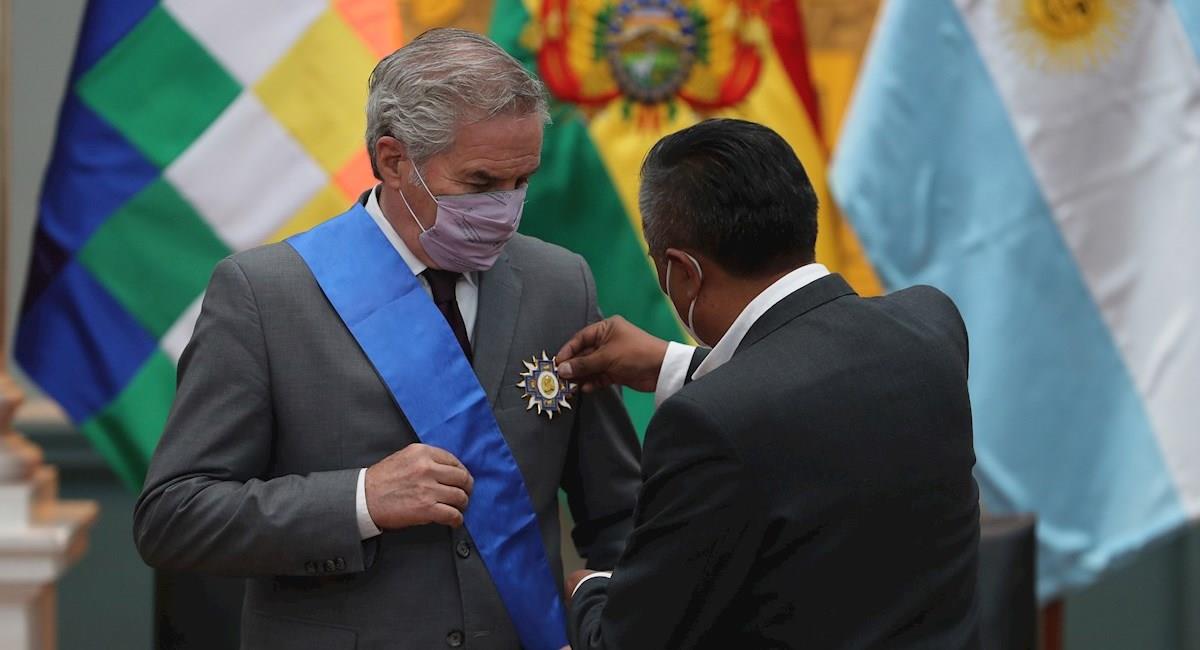 El canciller de Argentina, Felipe Solá, es condecorado. Foto: EFE