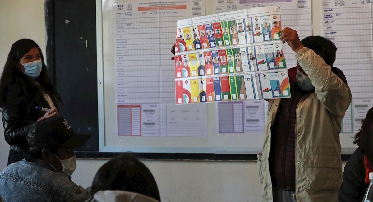 Conteo de votos en los recintos electorales. Foto: EFE