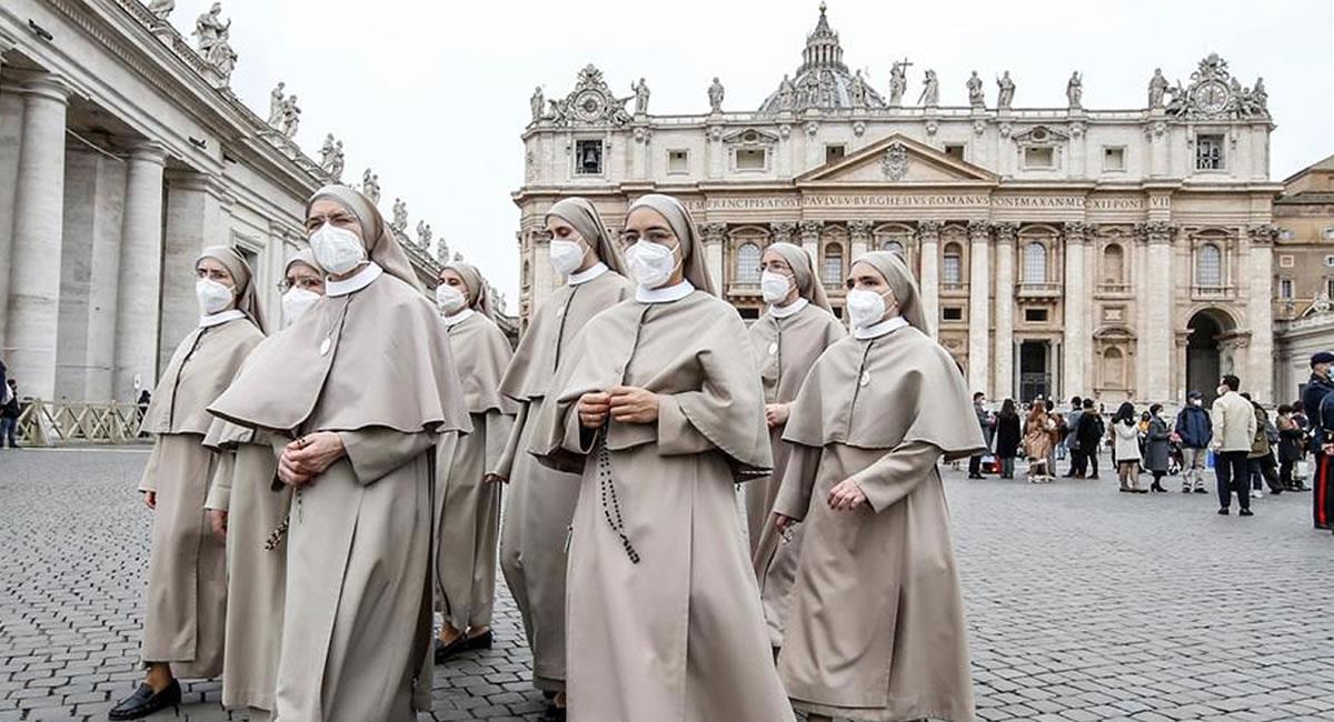 Un grupo de monjas en la plaza de San Pedro del Vaticano durante el tradicional rezo del Ángelus del papa Francisco. Foto: EFE