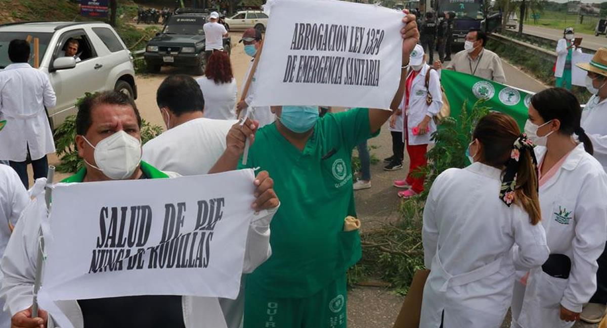 Trabajadores de la salud realizan un bloqueo de rutas para exigir la abrogación de la ley de Emergencia Sanitaria. Foto: EFE