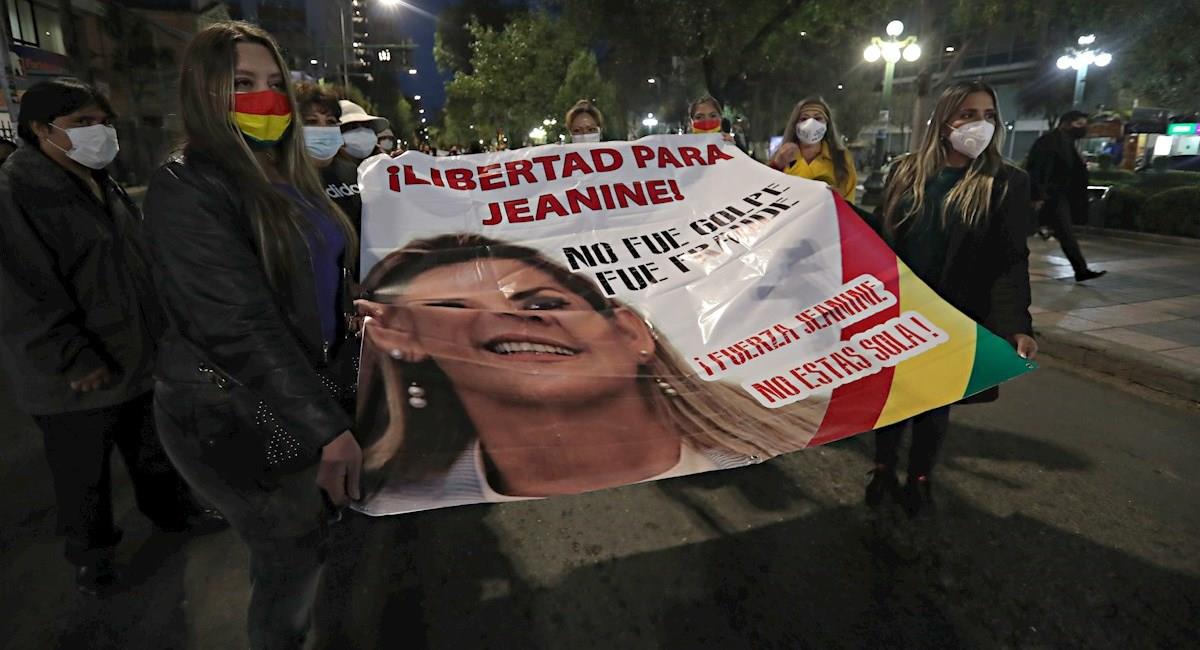 Protesta en respaldo a la expresidenta Jeanine Áñez. Foto: EFE