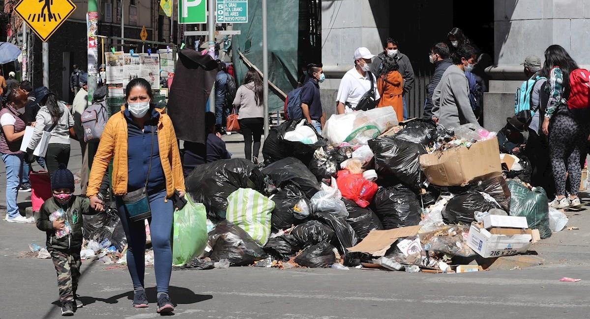 La basura se acumuló en La Paz por la huelga de trabajadores. Foto: EFE