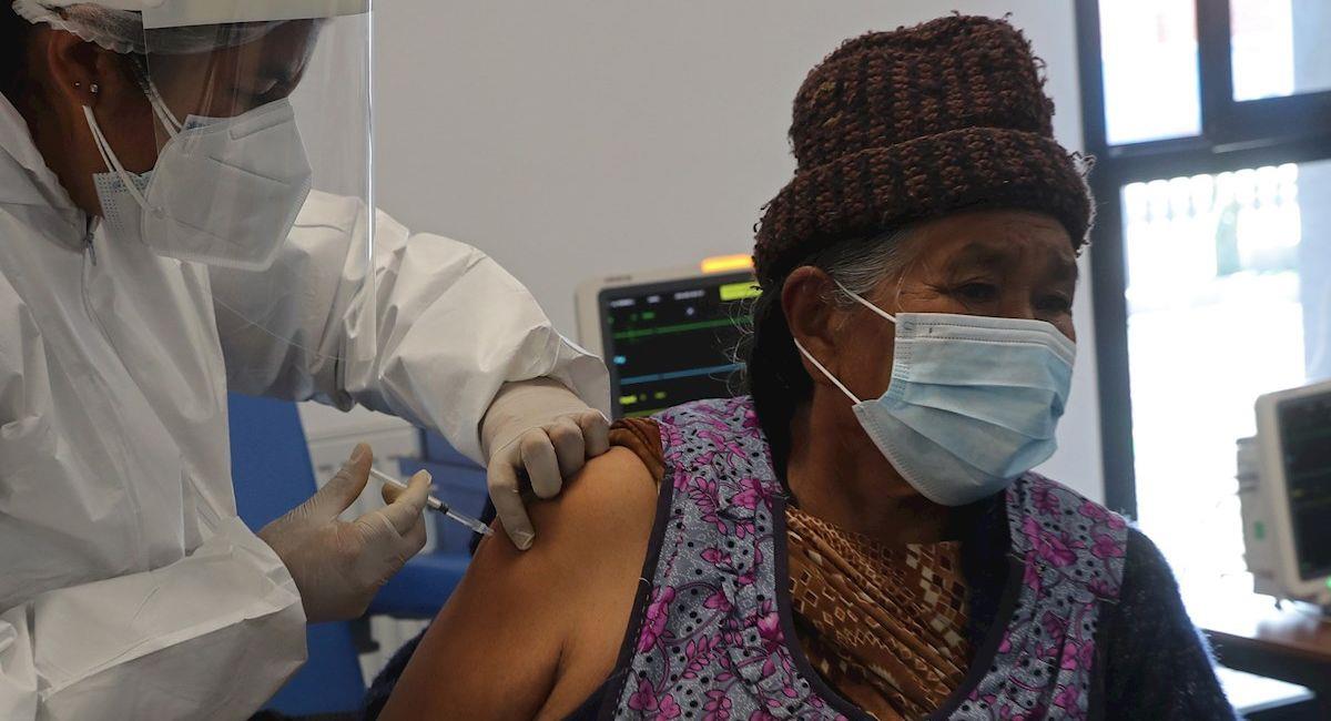 Vacunación contra la COVID-19 en Bolivia. Foto: EFE