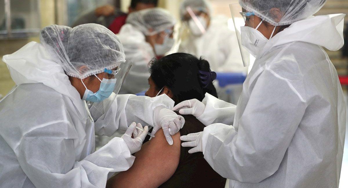 Vacunación contra la COVID-19 en Bolivia. Foto: EFE