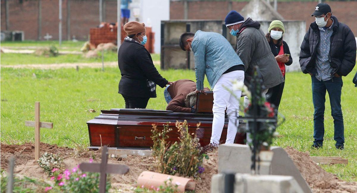 Familiares asisten al entierro de un muerto por COVID-19 en Santa Cruz. Foto: EFE