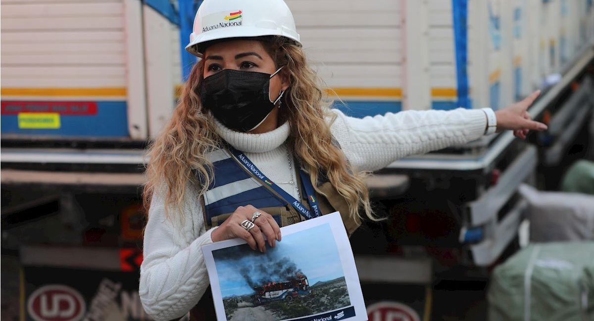 La presidenta de la Aduana, Karina Serrudo, informa sobre los decomisos por contrabando en El Alto. Foto: EFE