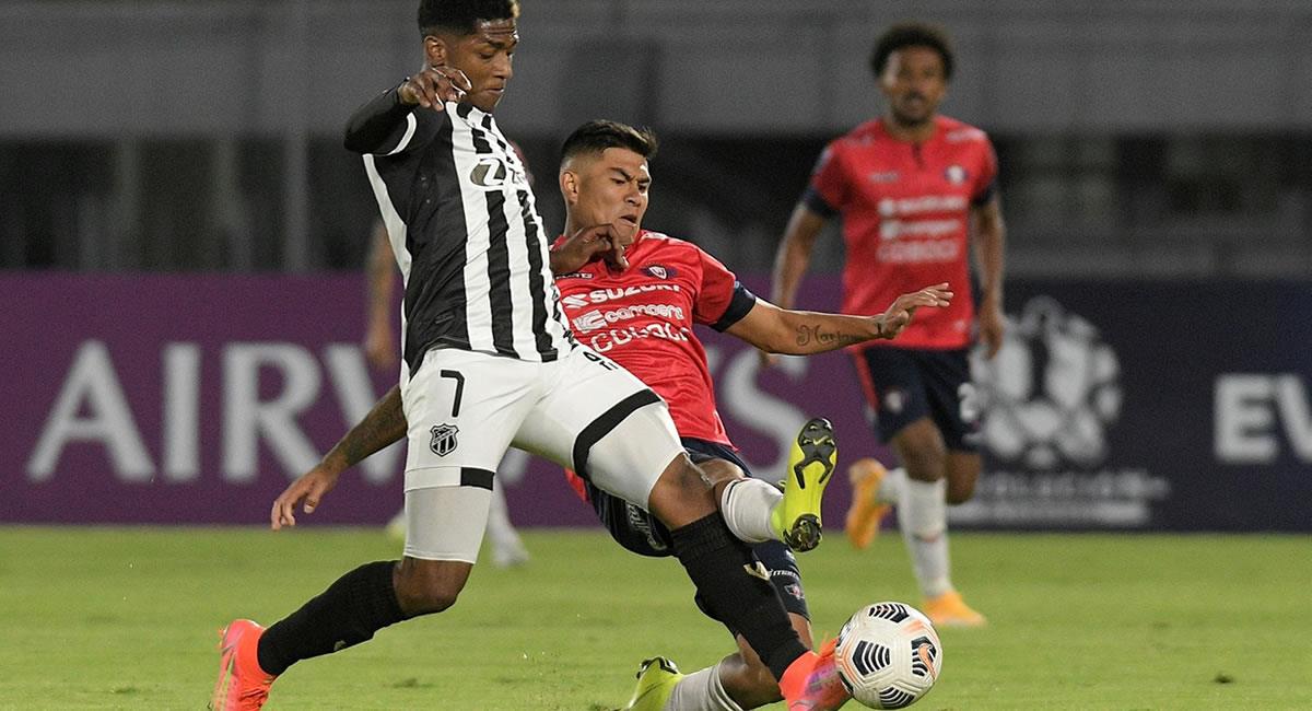 Rodrigo Morales (d) de Wilstermann disputa un balón con Yony González de Ceará. Foto: EFE