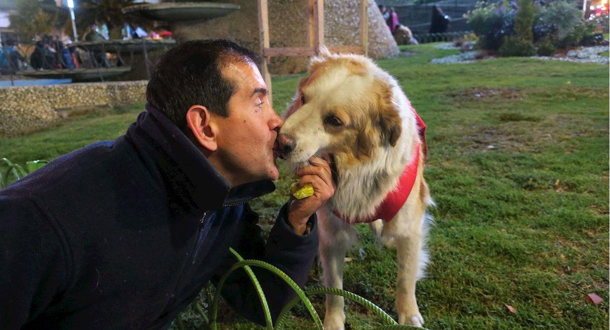 Fernando 'Ferchy' Kushner posa junto a Choco, un perro callejero. Foto: EFE