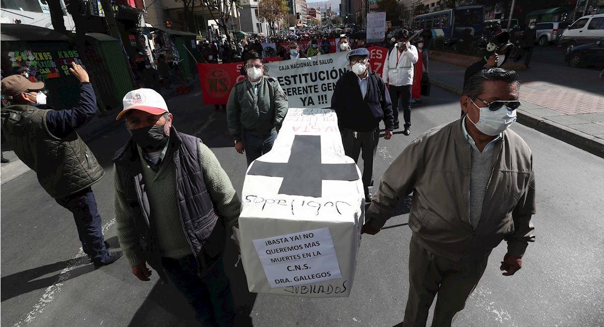 Protesta de trabajadores médicos de la Caja Nacional de Salud hoy, en La Paz. Foto: EFE