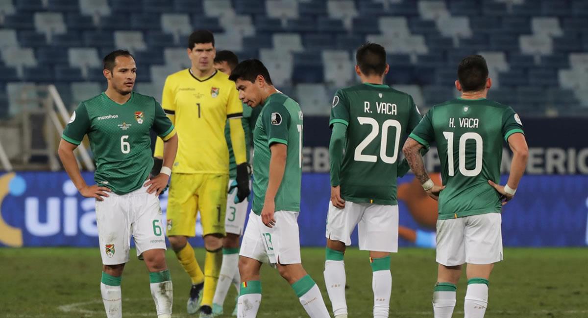 Jugadores de Bolivia después de perder con Argentina, al finalizar un partido del grupo A de la Copa América. Foto: EFE