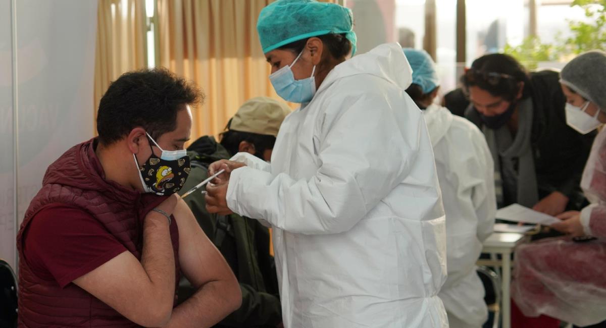 Bolivia supera los 2 millones de primeras dosis aplicadas de vacunas contra el Covid-19. Foto: ABI