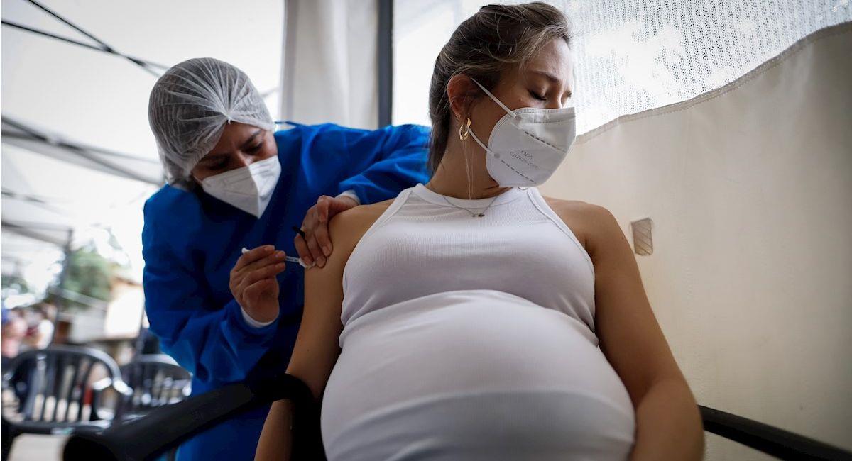 Vacunación contra la COVID-19 a una mujer embarazada. Foto: EFE