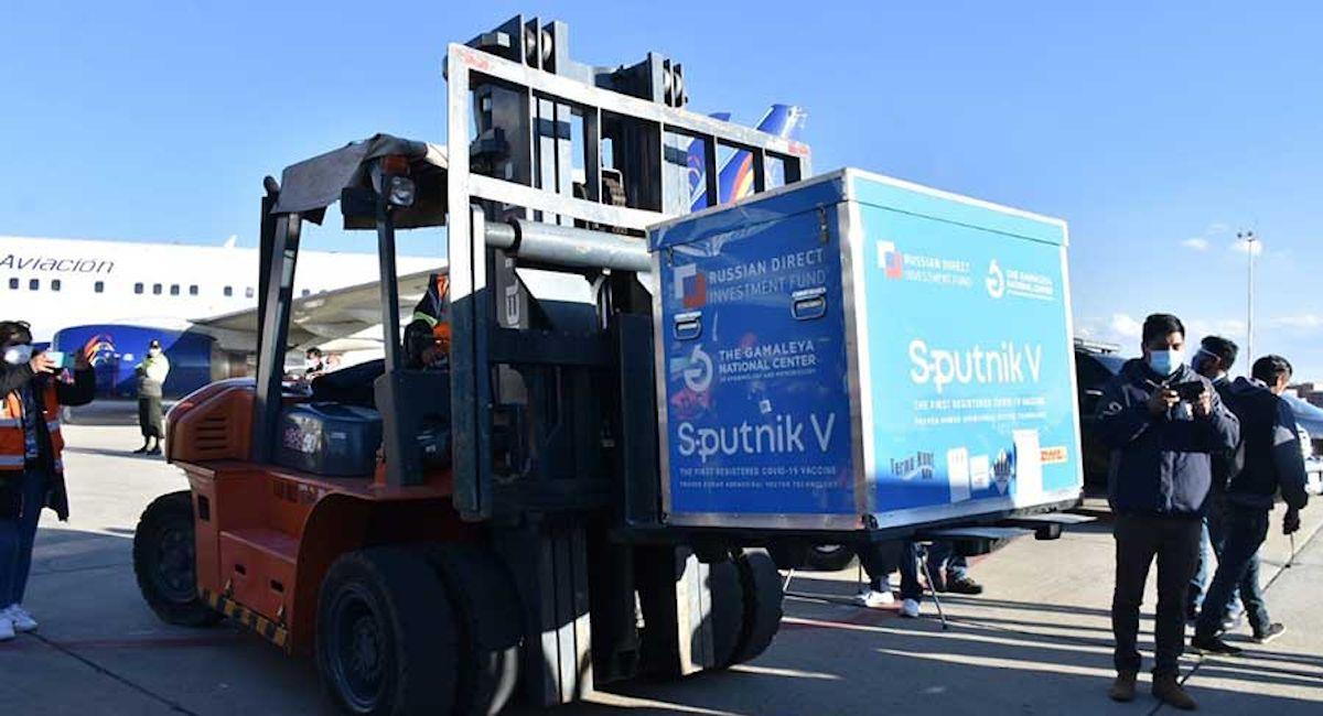 Lote de 527.000 vacunas rusas Sputnik V arribó a Bolivia. Foto: ABI