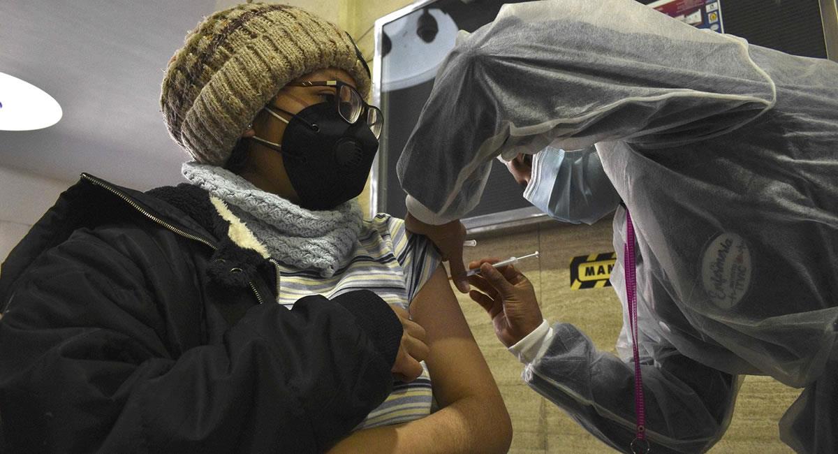 Jóvenes mayores de 18 años acuden a los centros de vacunación en La Paz. Foto: EFE