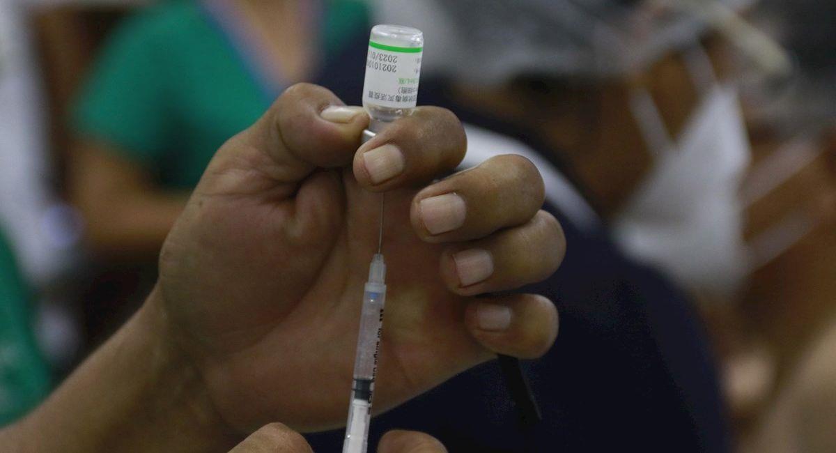 Una trabajadora de la salud prepara una dosis de la vacuna Sinopharm. Foto: EFE